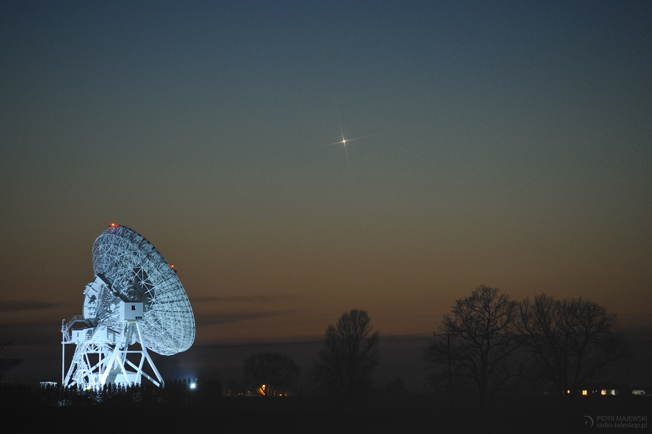 PRZESŁANIE POSŁAŃCA. Merkury nad radioteleskopami CA UMK sfotografowany 24 marca 2017 roku.
