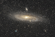 OD GWIAZDY DO GALAKTYKI. Gwiazda Mirach (z lewej) i Galaktyka Andromedy (M31).