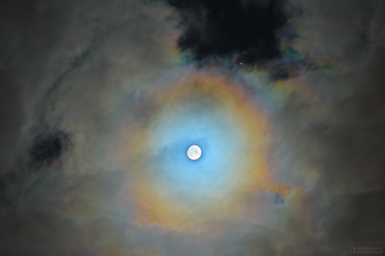 BLUE MOON-RED DOT. Księżyc, Mars i "lisia czapa".